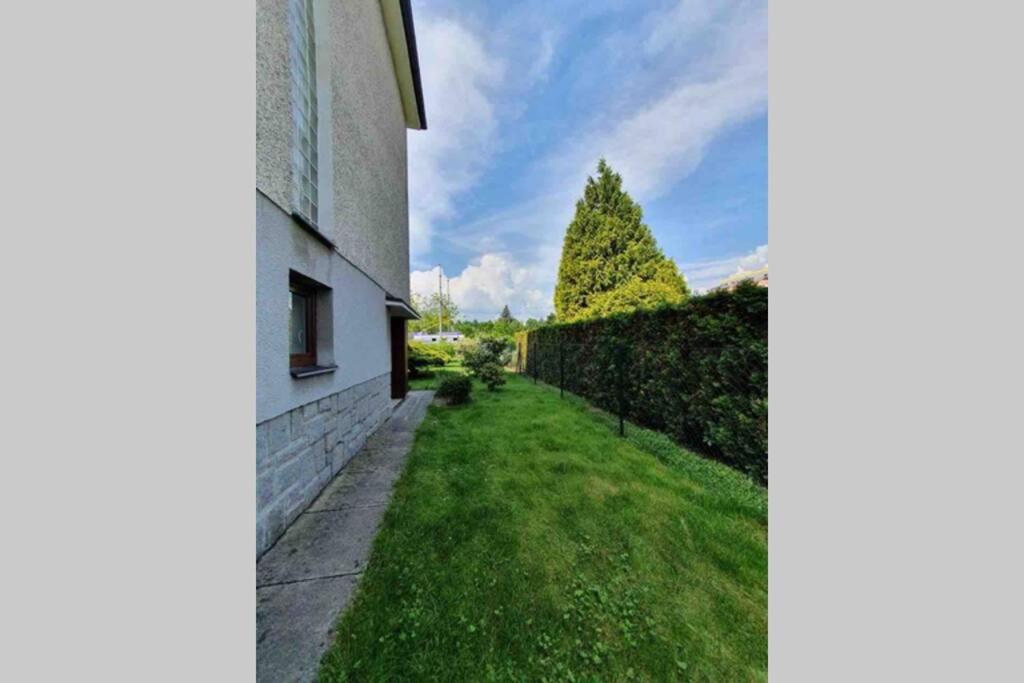 Family Apartment With Garden And Parking Spot チェスケー・ブジェヨヴィツェ エクステリア 写真